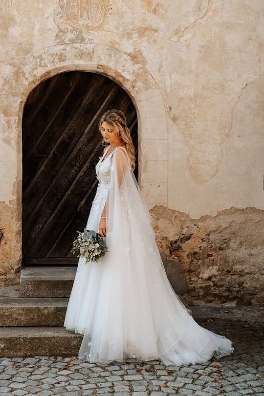 Fashionable V-Neck Sleeveless A-Line Tulle Wedding Dresses with Watteau Train