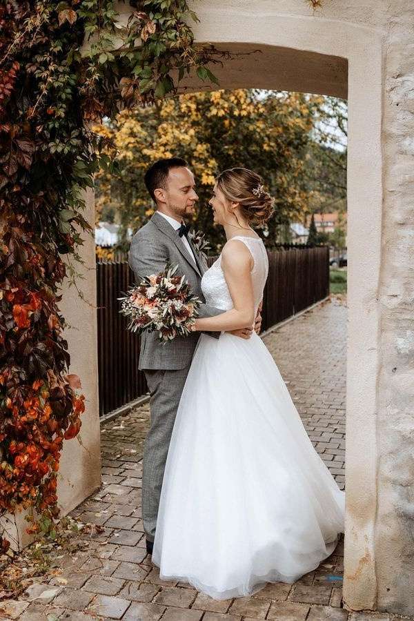 Chic A-Line Jewel Neck Sleeveless Tulle Wedding Dresses
