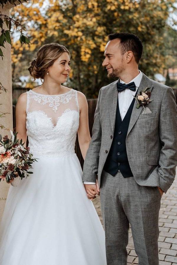 Chic A-Line Jewel Neck Sleeveless Tulle Wedding Dresses