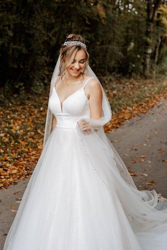 White Trendy V-Neck A-Line Tulle Wedding Dresses with Open Back