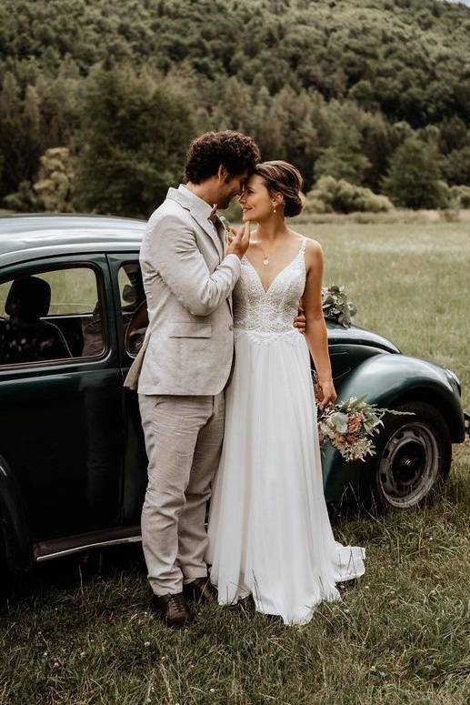 Elegant A-Line V-Neck Sleeveless Chiffon Wedding Dresses