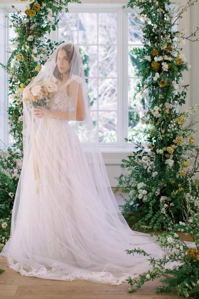 White Fashionable Capped Backless A-Line Tulle Wedding Dresses with Appliques