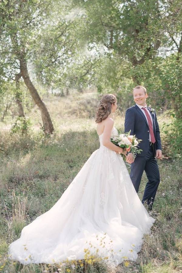 Fashionable Strapless A-Line Tulle Wedding Dresses with Appliques