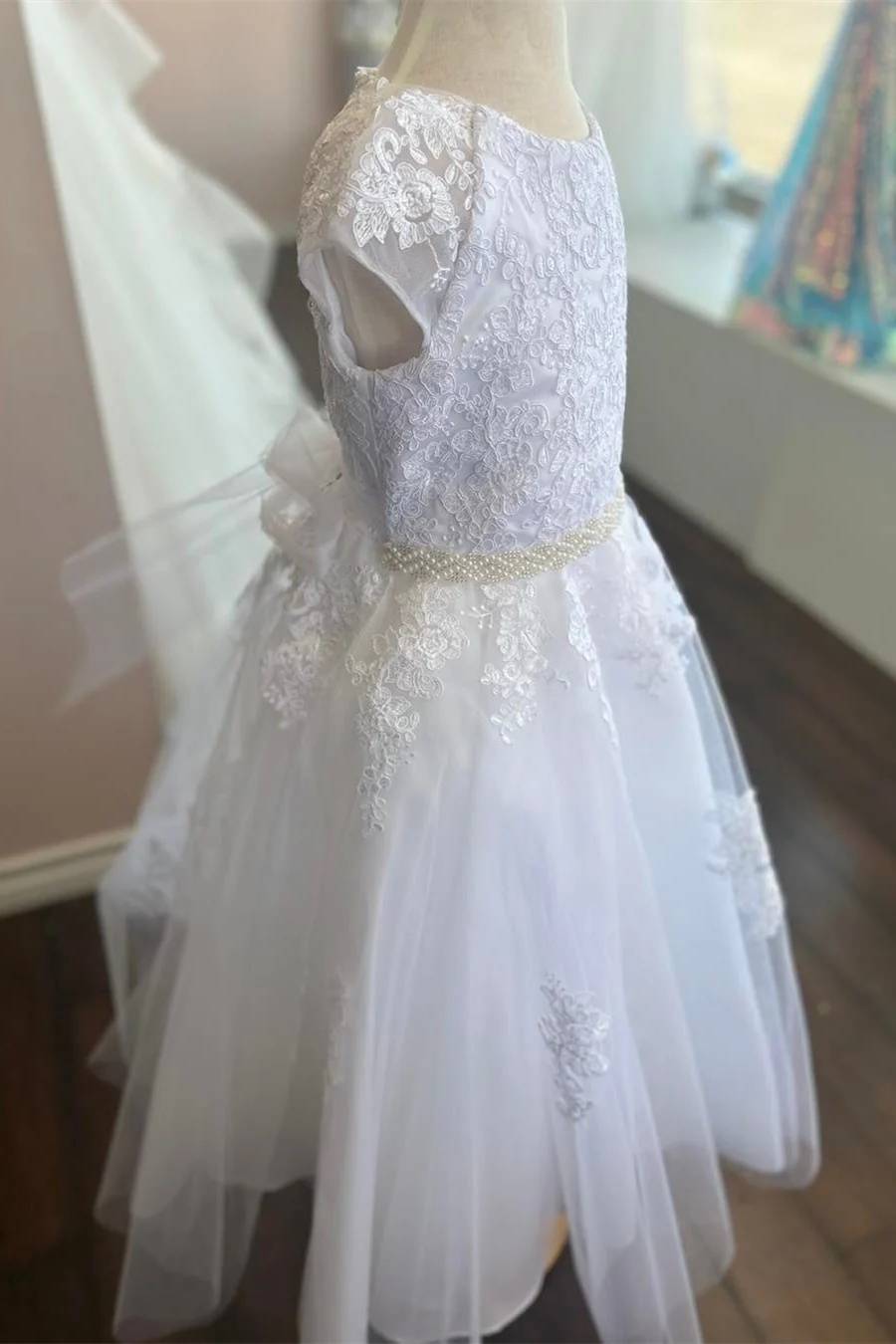 Cap Sleeves Crew Neck Tull Flower Girl Dresses with Beadings
